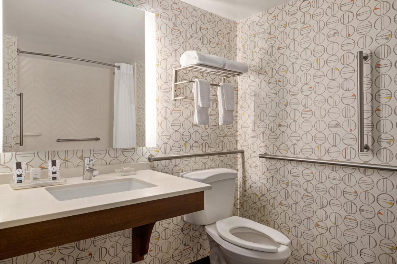 King Room Hearing Accessible Roll Shower