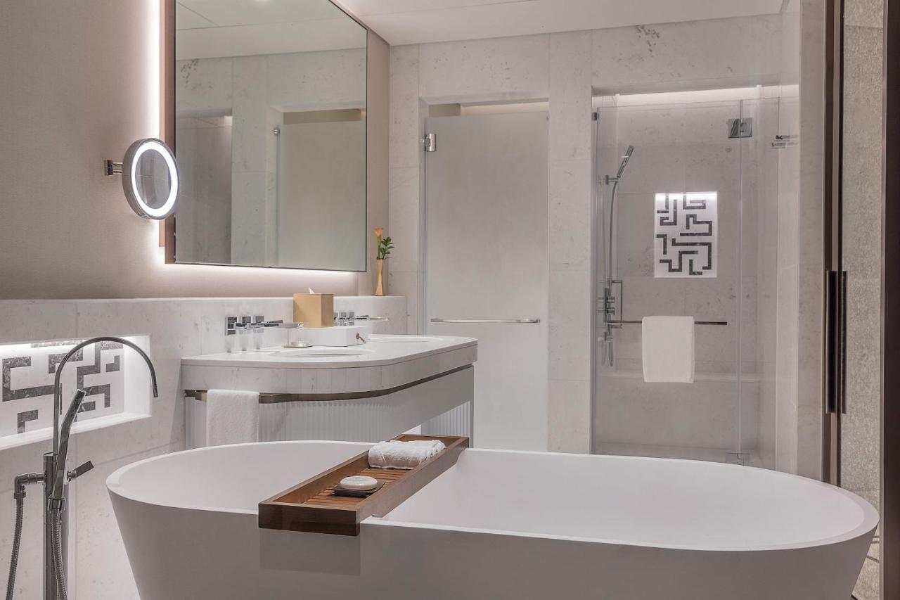 Deluxe-Zimmer mit Kingsize-Bett und Stadtblick, Zugang zum KYMA-Strand und einzigartigem St. Regis-Butlerservice