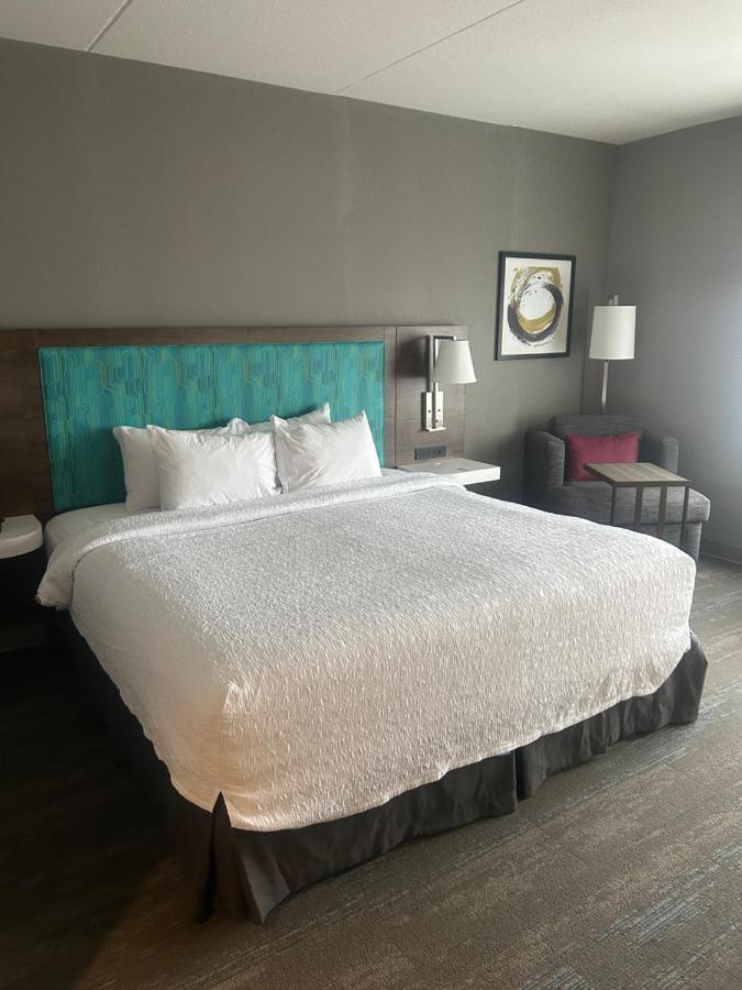 King Room Accessible Tub Mobility Hearing Access or Non-Smoking