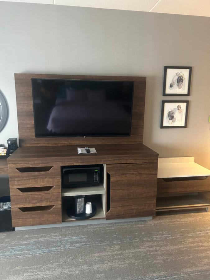 King Room Accessible Tub Mobility Hearing Access or Non-Smoking