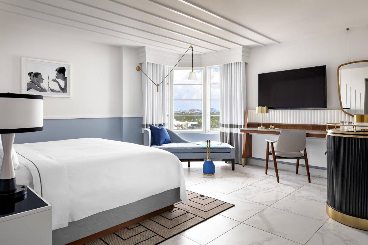 Quarto com King-Size e Vista da Cidade