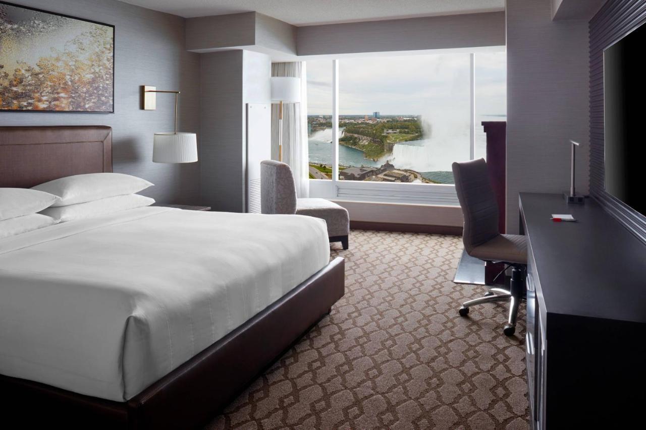 Superior Zimmer mit Kingsize-Bett, Whirlpool und Aussicht auf die Wasserfälle