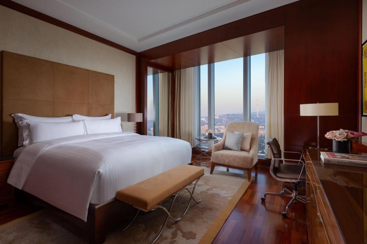 Club Level, Guest room, One King, Mountain View