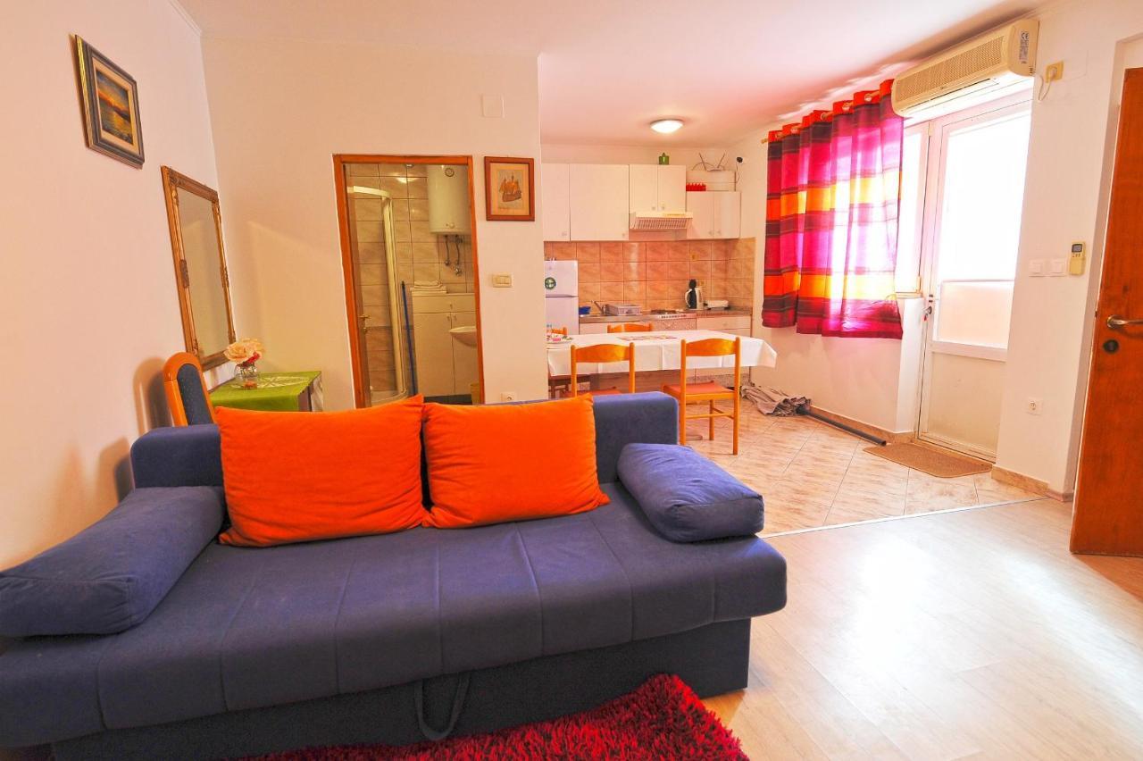One-Bedroom Apartment Terrace Garden View