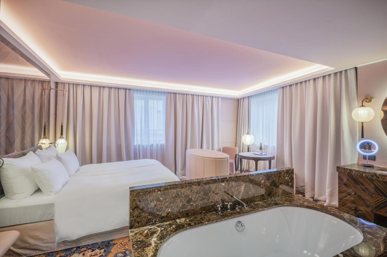Grandiose Lamee Room