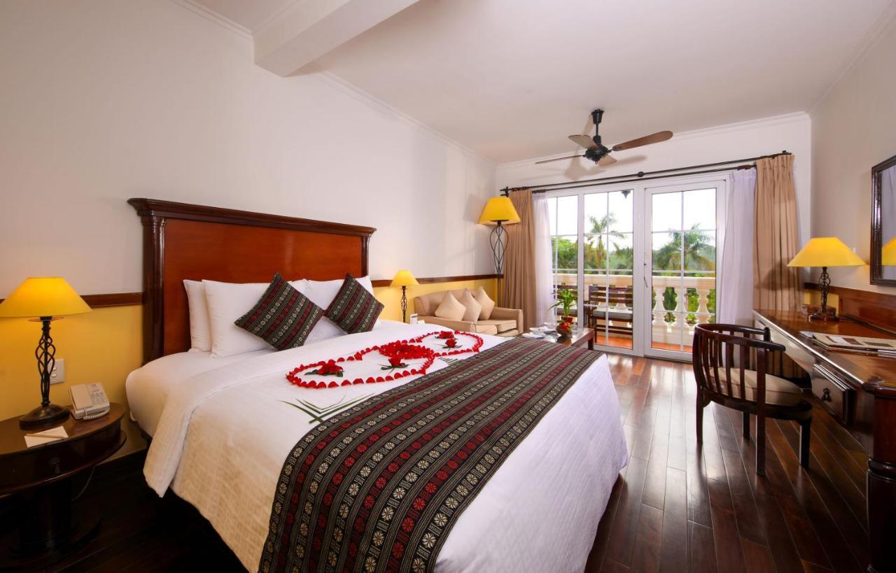 Deluxe Zimmer mit Kingsize-Bett, Balkon und Poolblick