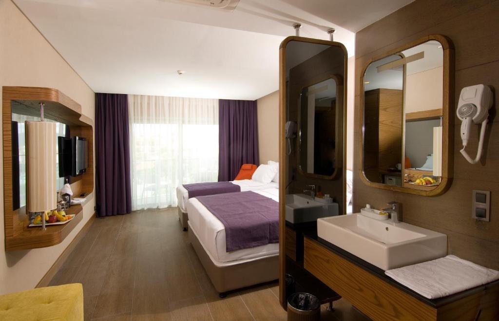 Double or Twin Room with Partial Sea View,1556888518:JPEG