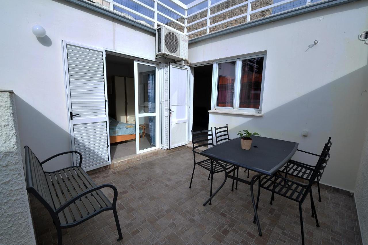 One-Bedroom Apartment Terrace Garden View
