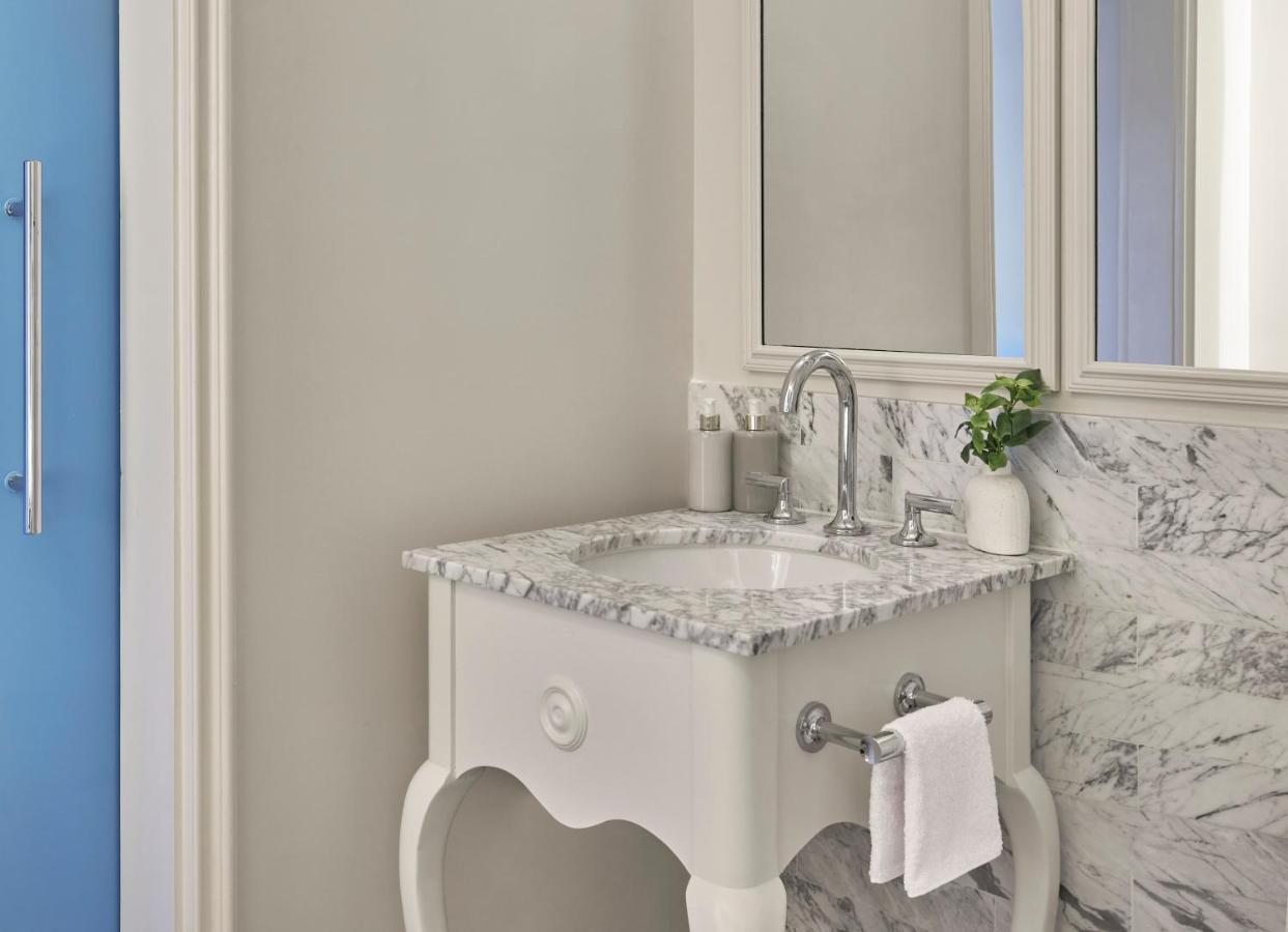 Habitación con cama extragrande y vistas a la ciudad