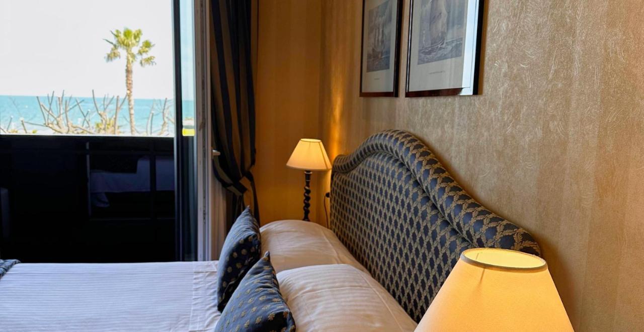 Deluxe Double Room Pedestrian Promenade View