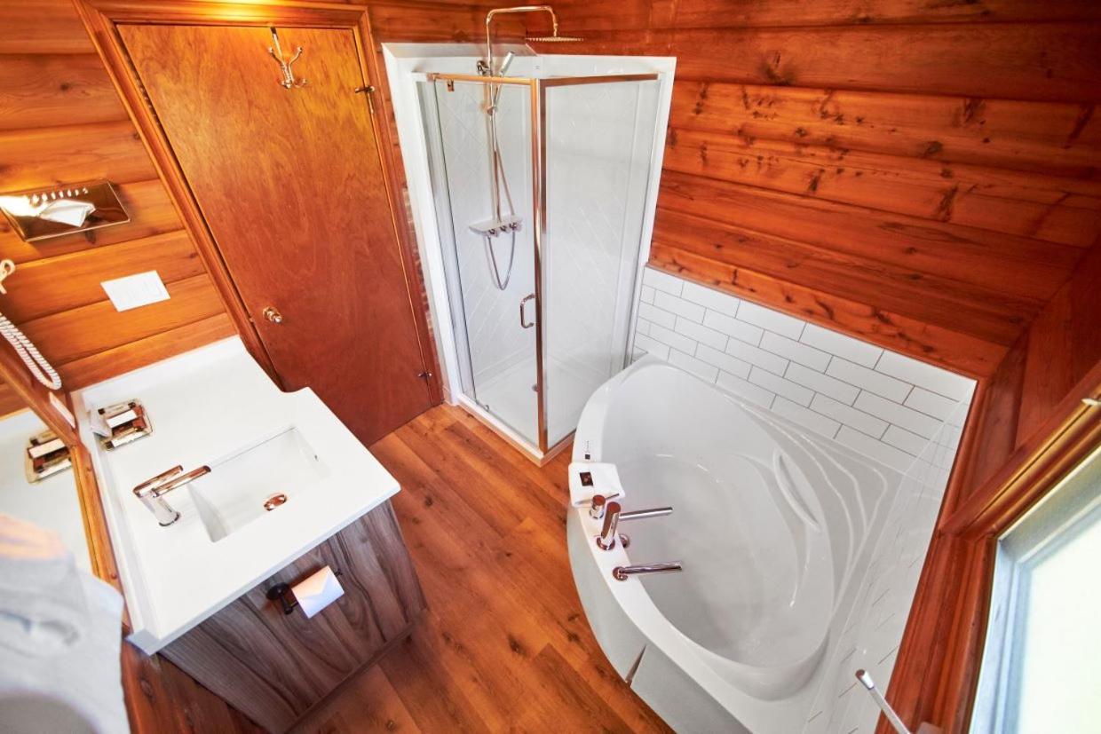 Executive Suite,1380940781:JPEG