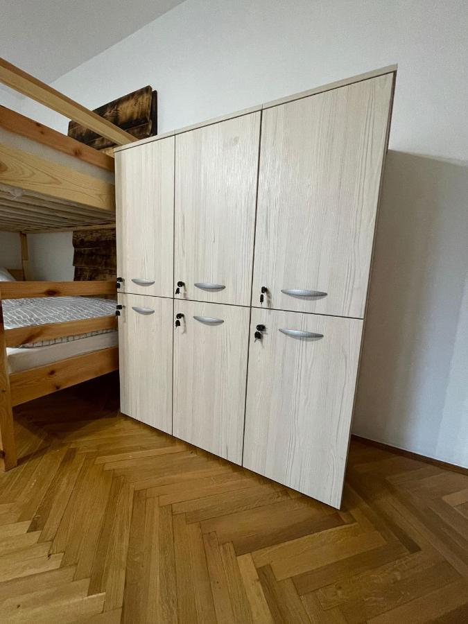 Bed 6-Bed Dormitory Room