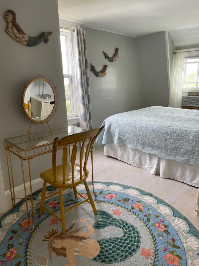 Habitación con cama grande y vistas al mar