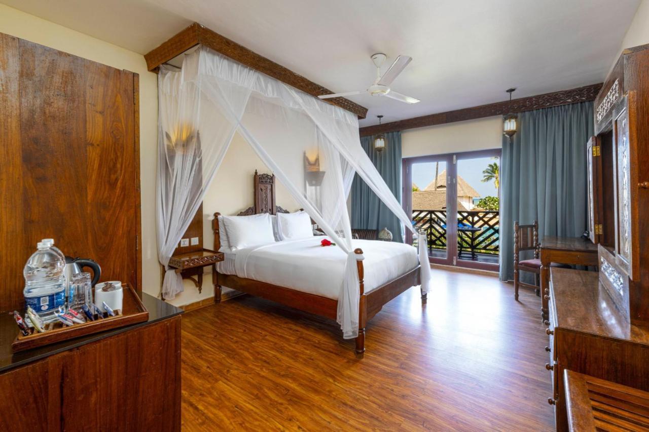 Queen Room Pool View