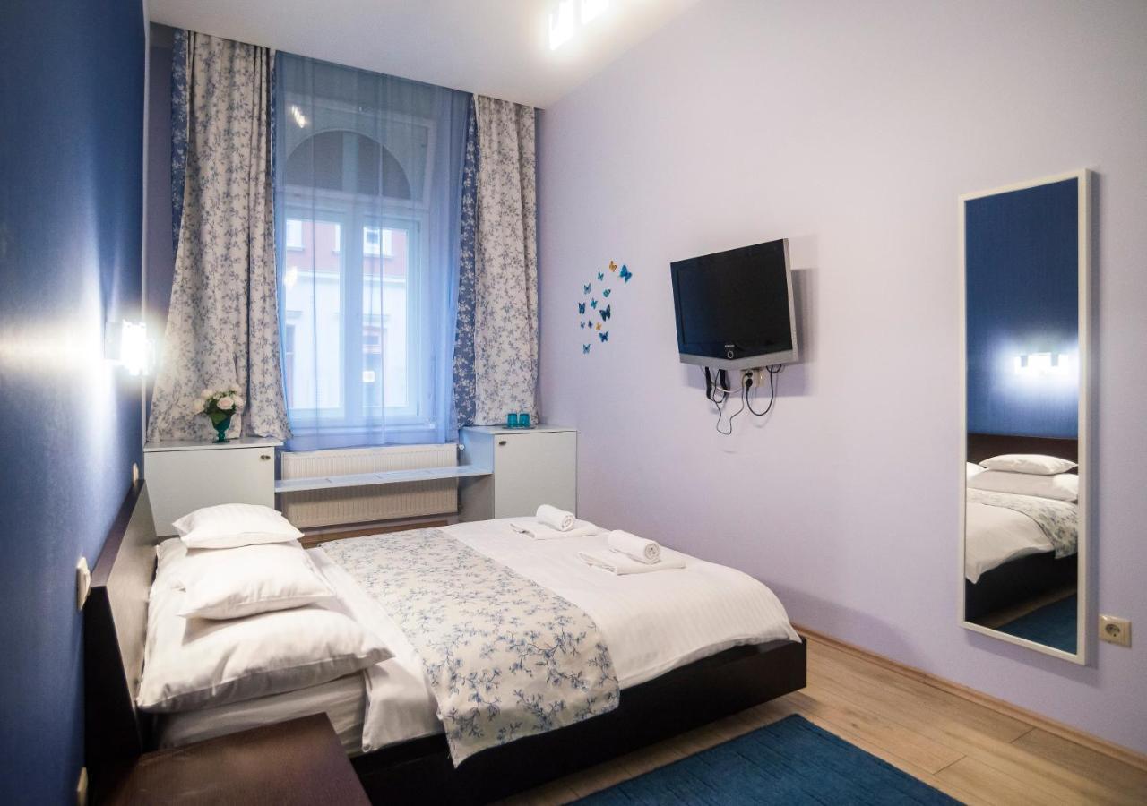 Deluxe Double Room Shower