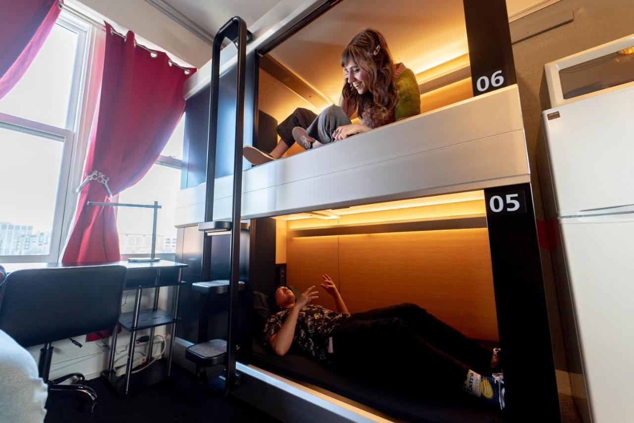 Single Bed 6 Bed Female Capsule Room Private Bathroom