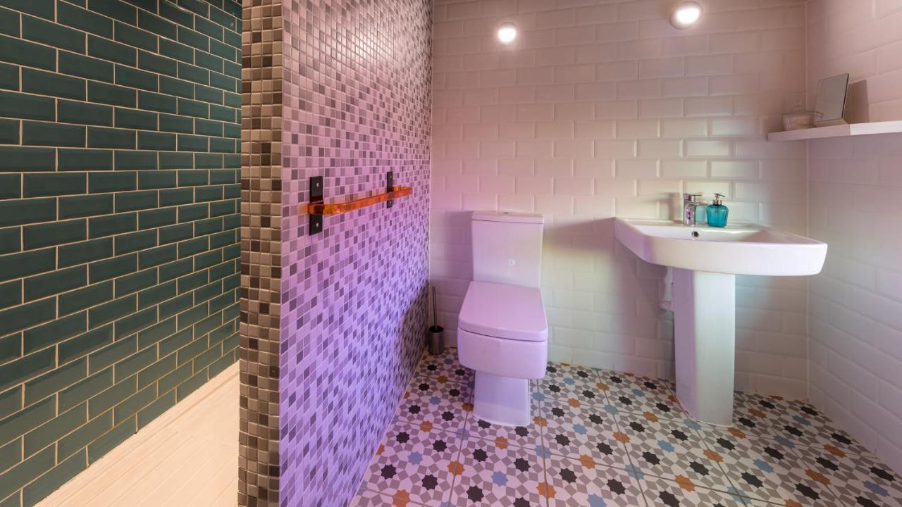 Deluxe Double Room Shower