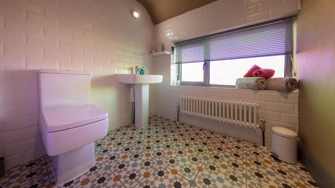 Deluxe Double Room Shower