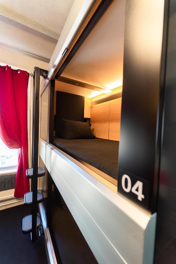Single Bed 4-Bed Female Capsule Room