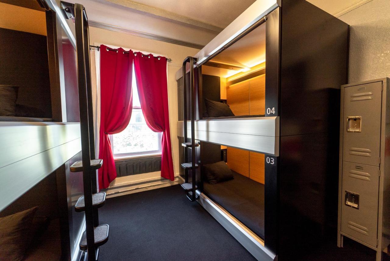 Single Bed 4-Bed Female Capsule Room