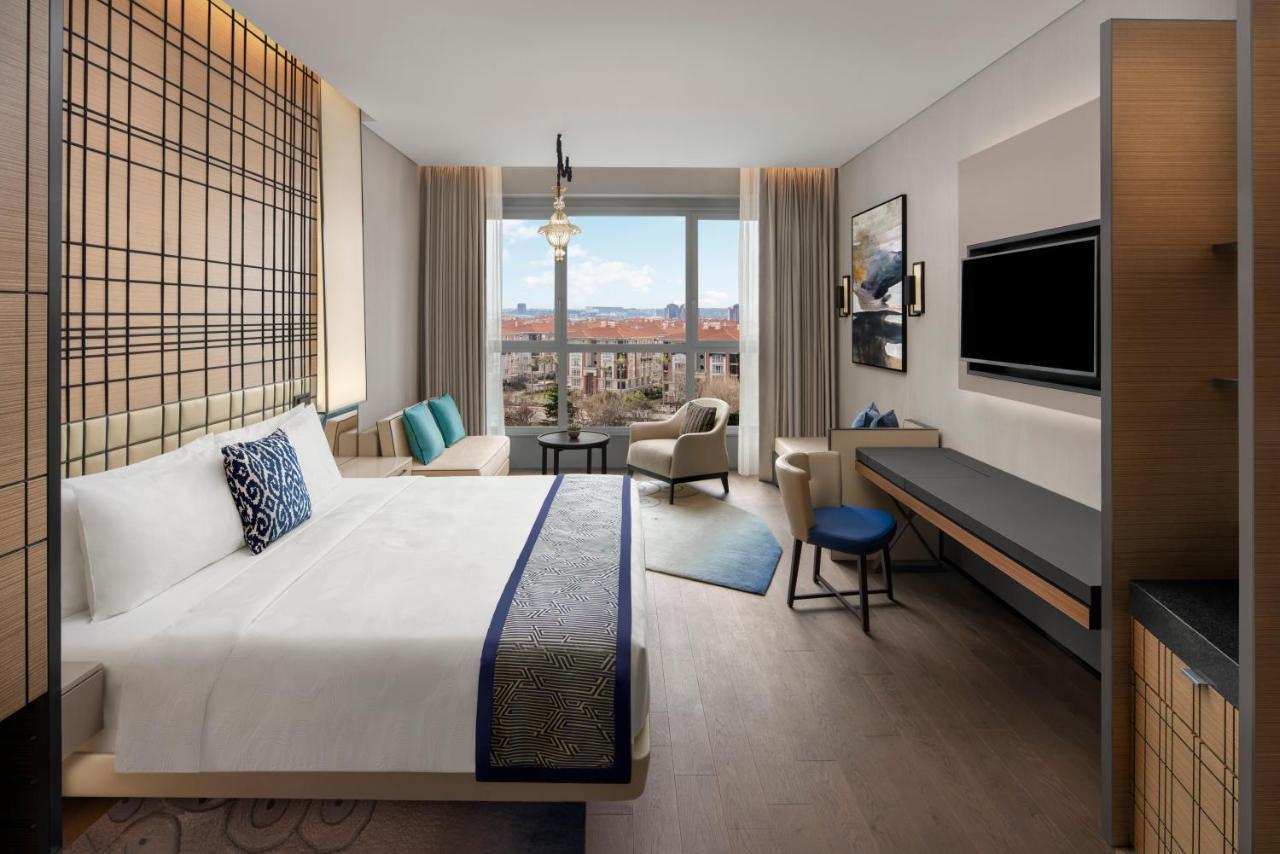 Deluxe King Room with City View
