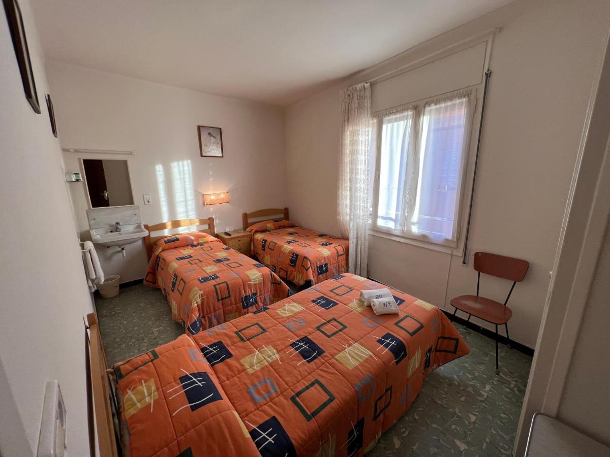 Quarto Triplo com Banheiro Compartilhado