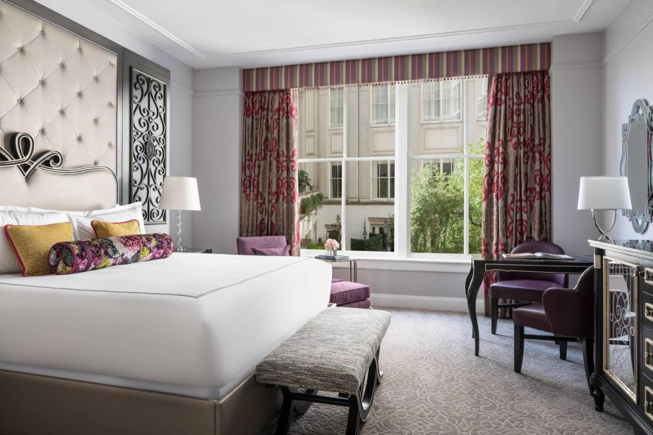 Zimmer mit 1 Kingsize-Bett und Blick auf den Innenhof