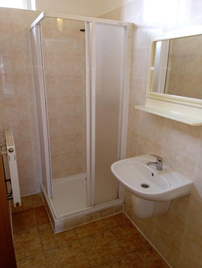 Dreibettzimmer mit Gemeinschaftsbad