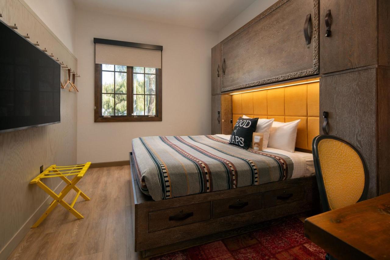 COZY KING - 175 SQF, Guest room, Poolside, Pool