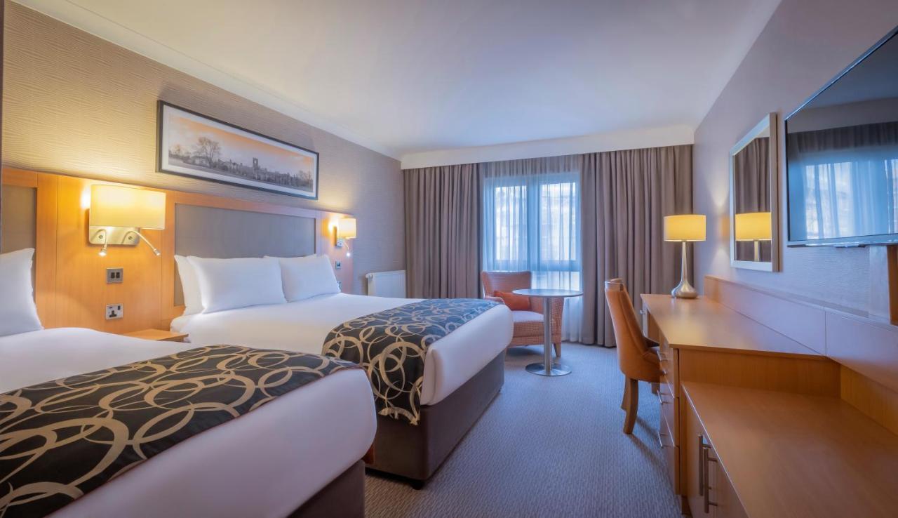 Deluxe King & Single Room