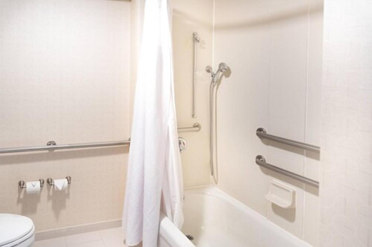 Suite mit Kingsize-Bett, Schlafsofa und behindertengerechter Badewanne - barrierefrei und für Hörgeschädigte geeignet