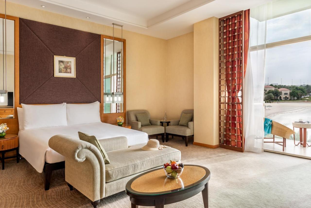Junior Suite mit Blick auf den Golf, kostenloser täglicher Shuttlebus zu den Sehenswürdigkeiten von Yas, der Yas Mall und der Großen Moschee