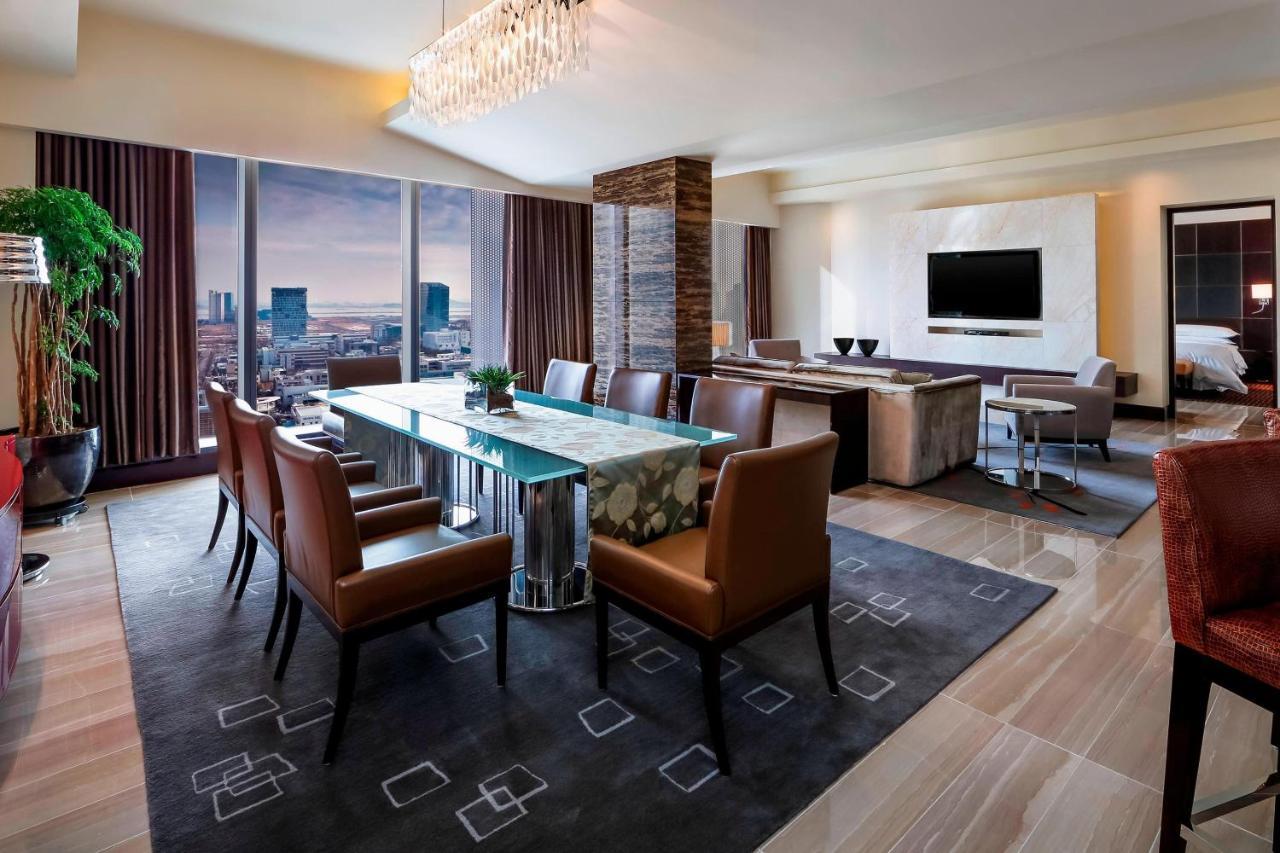 Ambassador Suite mit 1 Schlafzimmer und Zugang zur Club Lounge