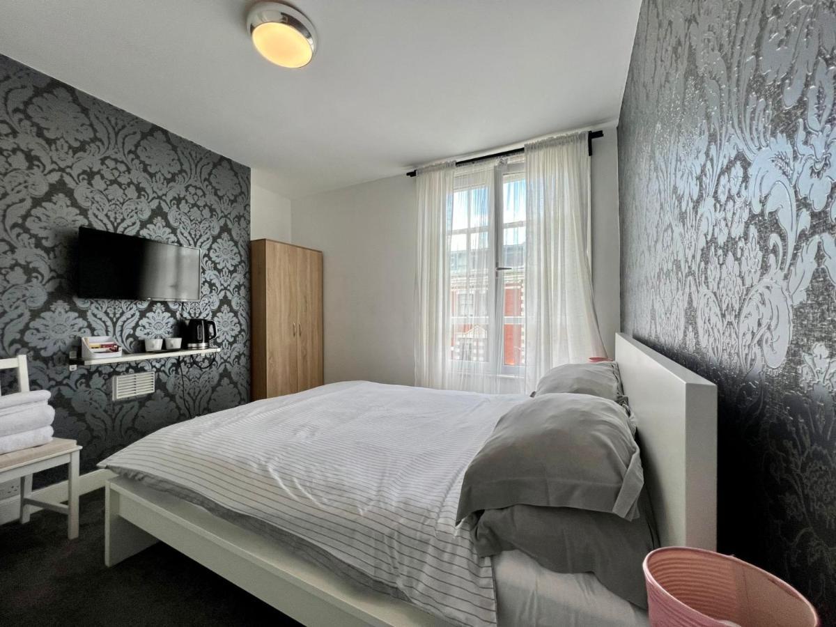 Deluxe Double Room Shower