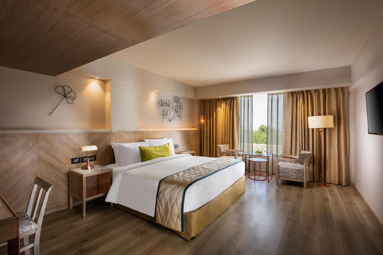 Deluxe King Room Avail on F&B 11 Happy Hour from 1pm 11pm on selected brands at Lattice Bar Guaranteed Early Check upto 2 hours,789858828:JPEG