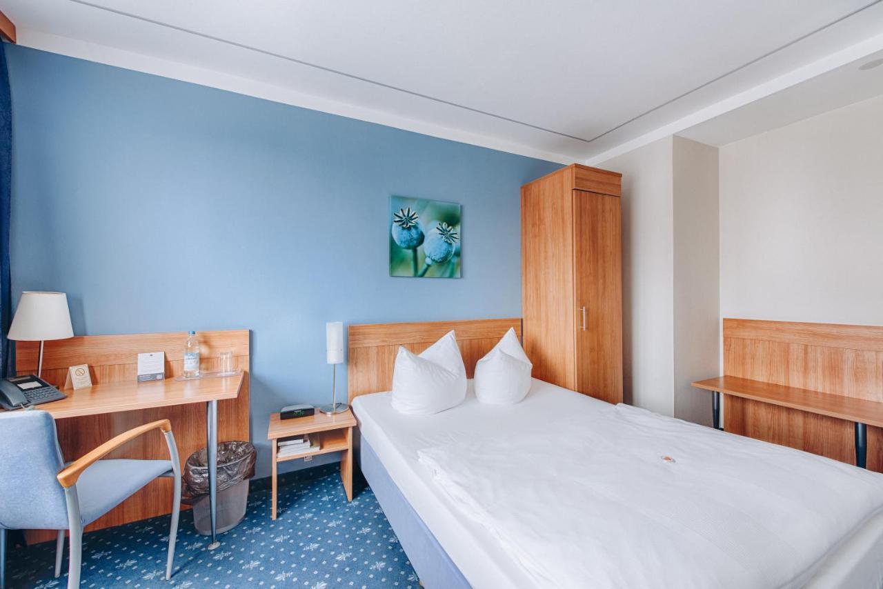 Single Room,702565576:JPEG