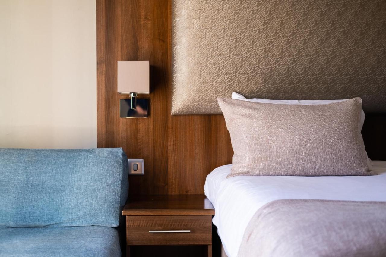 Twin Room,1394975279:JPEG