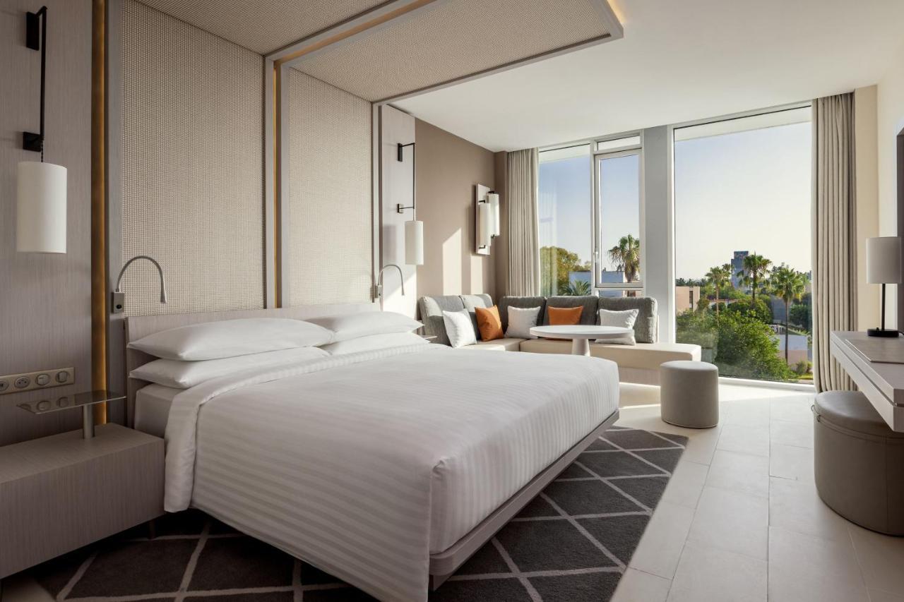 Premium king room with city view
