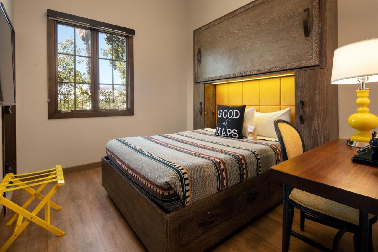 PETITE QUEEN - 135 SQF, Guest room, Poolside, Pool