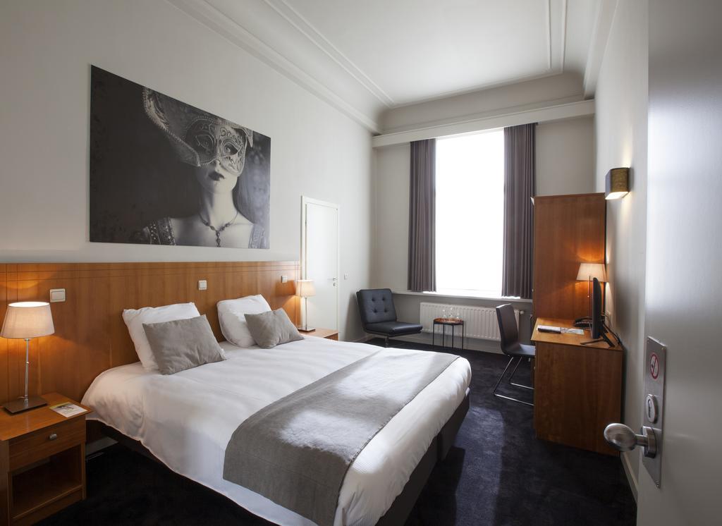 Standard Double or Twin Room Bath