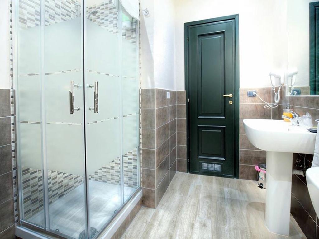 Tweepersoonskamer met een Eigen Externe Badkamer