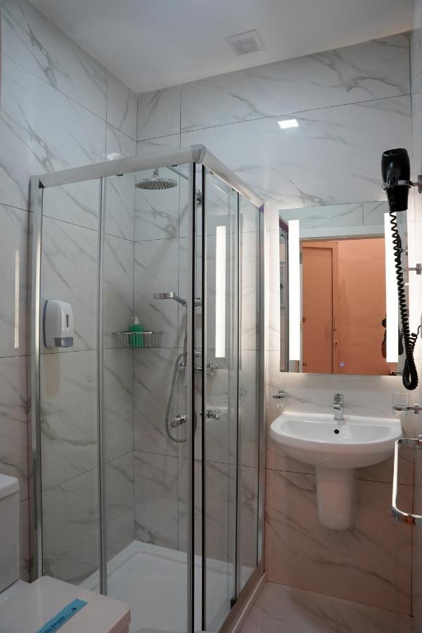 Twin Patio private bathroom