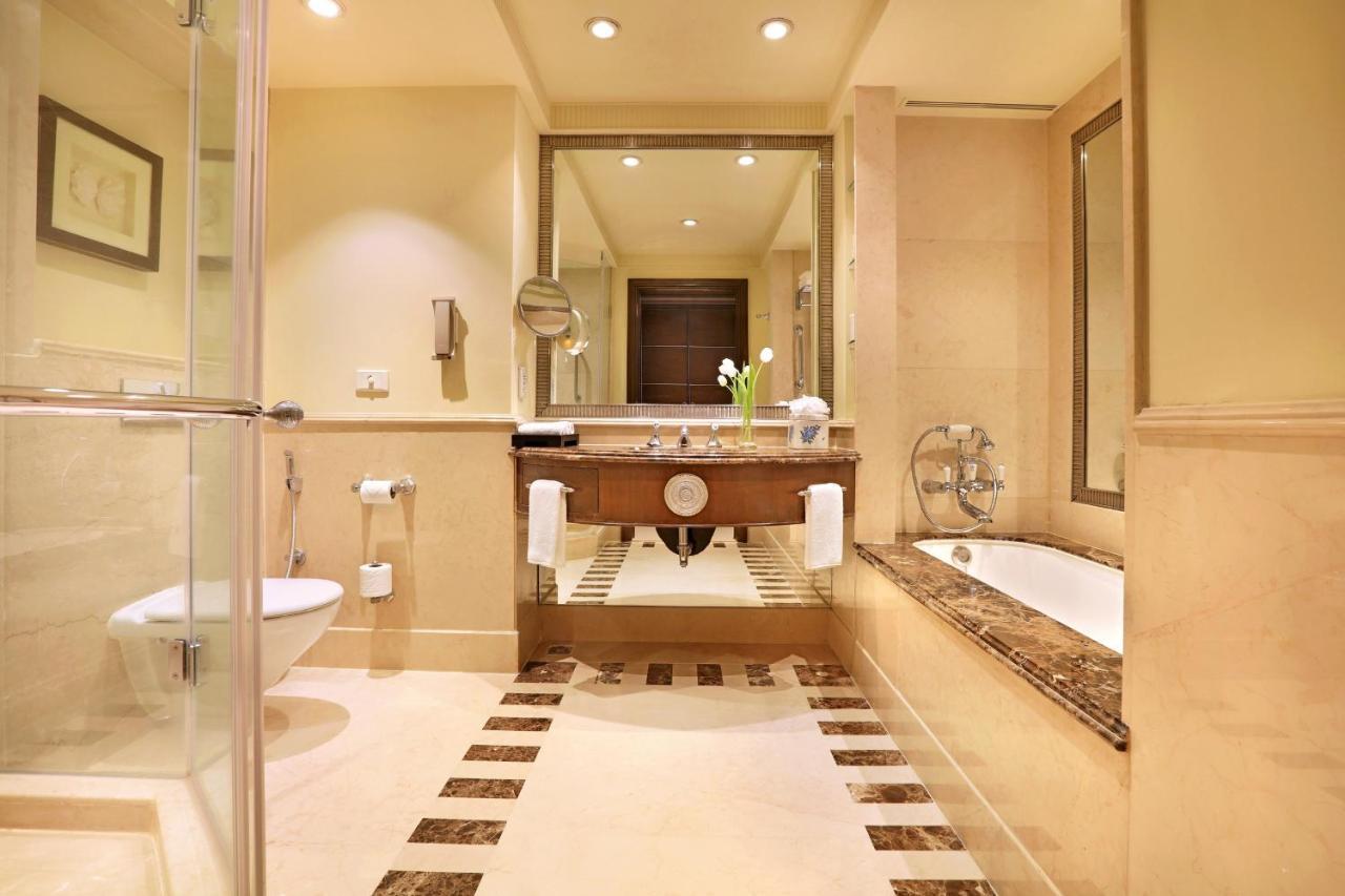 Executive Club on Spa Laundry Food & Soft Beverage Buy 1 1 Luxury Happy Hours from 6 pm to 8pm