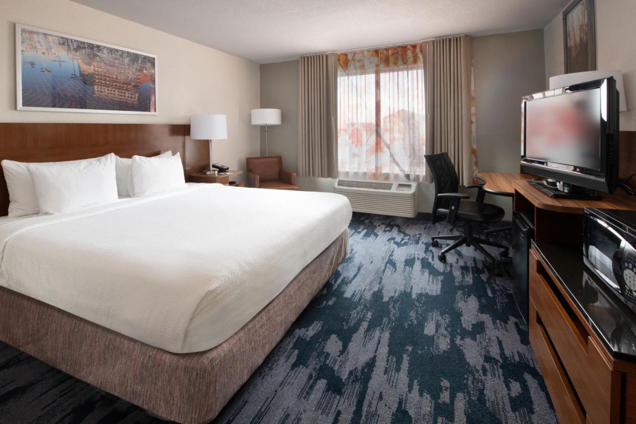 Zimmer mit Kingsize-Bett und angepasster Badewanne, barrierefrei
