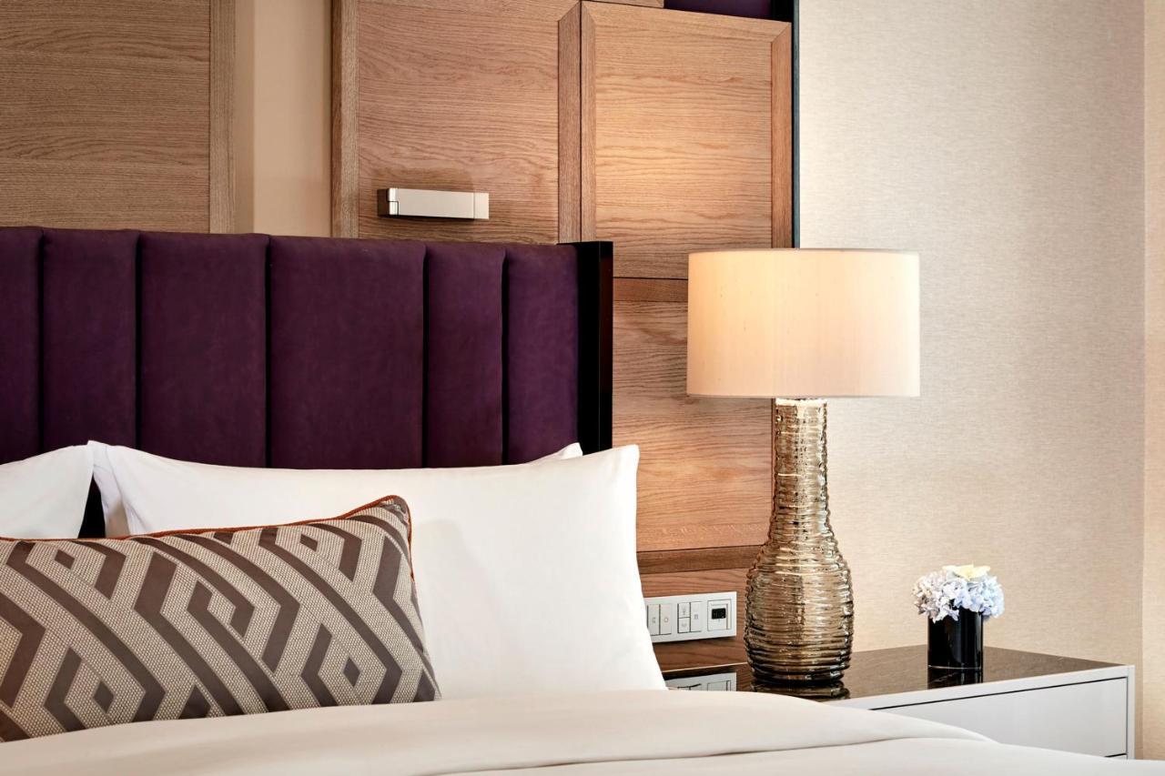 Corner Deluxe King Room
