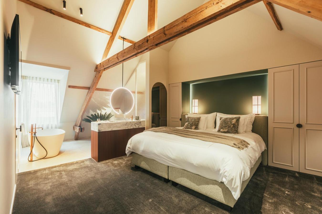 Deluxe Double Room Bath