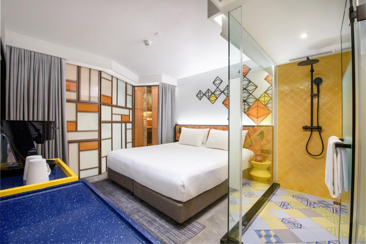 Superior King Room Atrium View