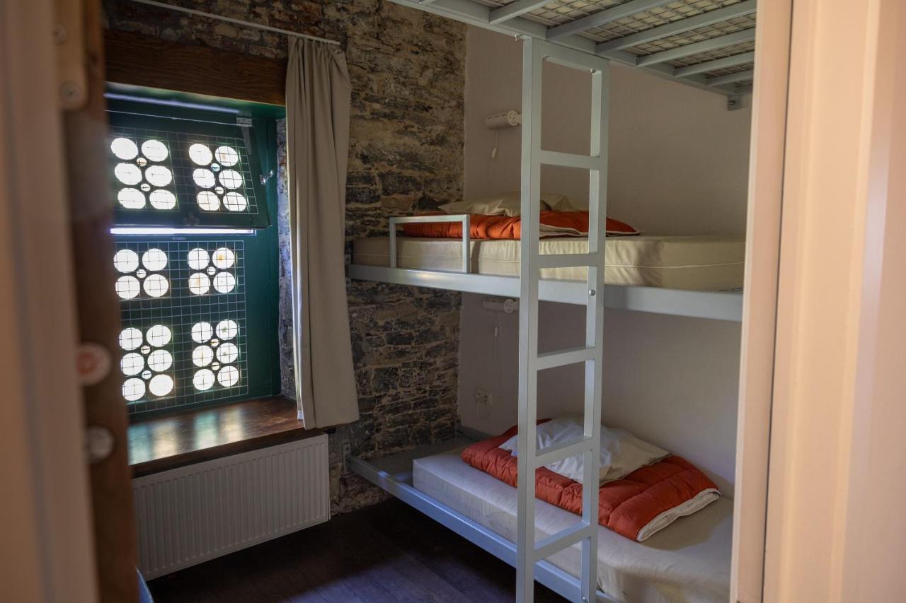 Small 3 bed private room triple bunk bed