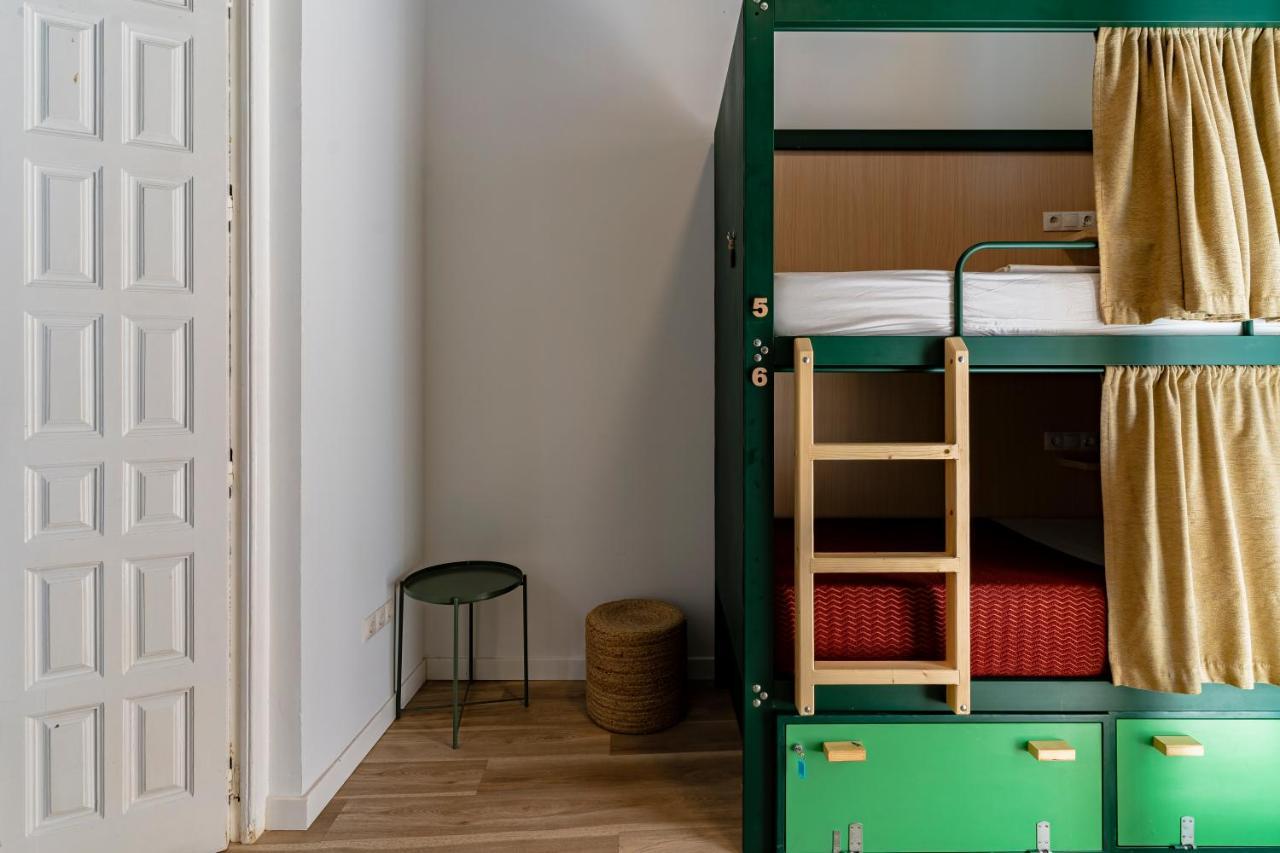 Bed Deluxe 8-Bed Mixed Dormitory Room