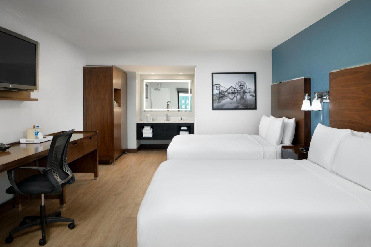 Quarto com 2 Camas Queen-size e Vista da Piscina